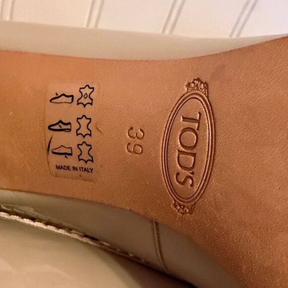 Tod's Grey Taupe Patent Leather Stacked Heels with Buckle - 39 - Great Condition - Picture 13 of 13